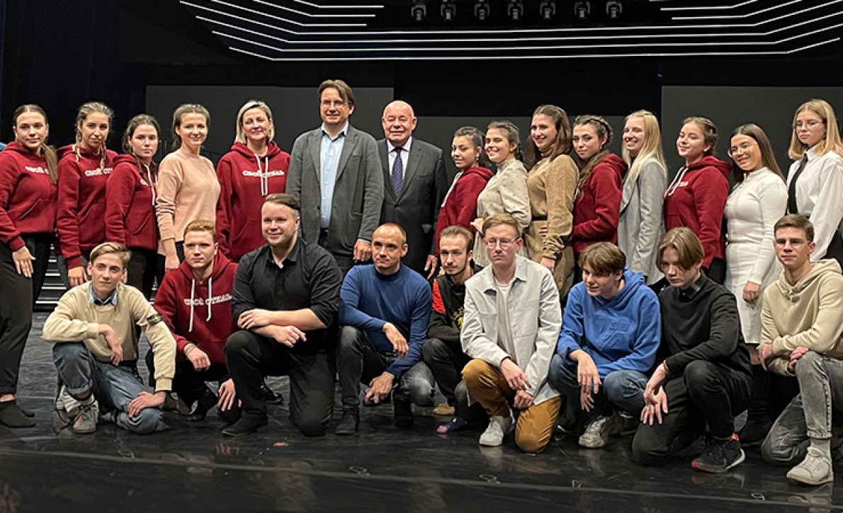 Московский театр мюзикла провел День открытых дверей для молодежи из Луганска.
